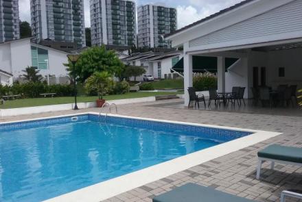 Condominio con piscina