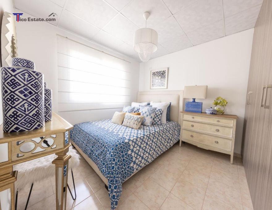 Imagen de muestra: Casa con jardín en Escazú