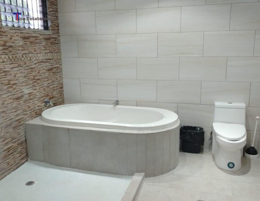 Imagen de muestra: Casa con patio en Alajuela