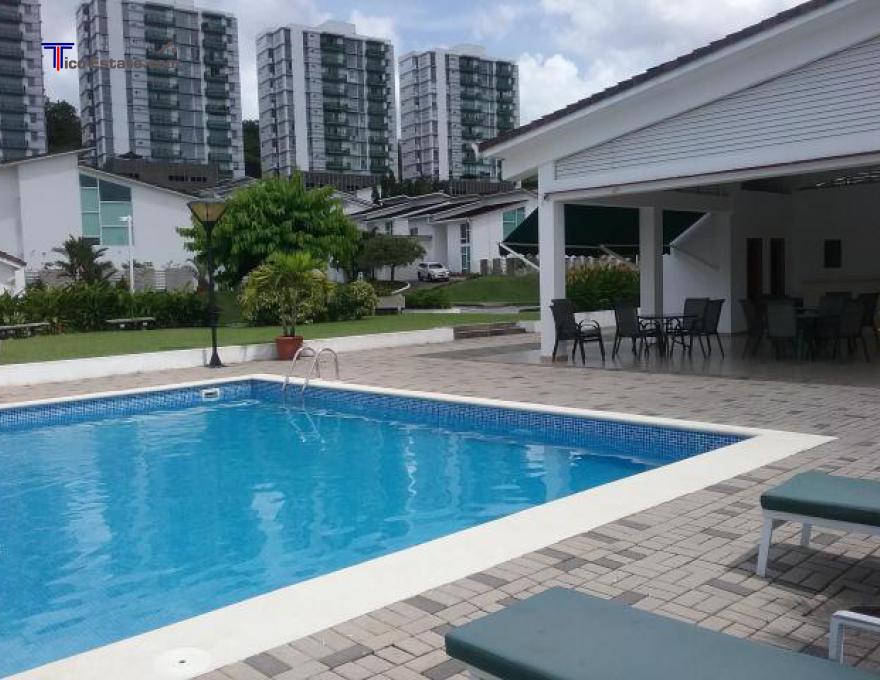 Condominio con piscina